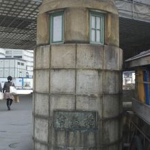 明治１０年から、２３０年の歴史を感じさせる常盤橋の橋柱です。
