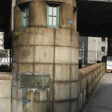 一部の工事中の部分が見える常盤橋の状況です。上側は、高速道路