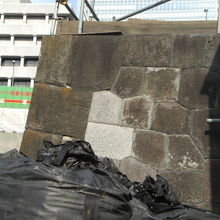 現在残っている常盤橋門跡の石垣です。西側の石垣の部分です。