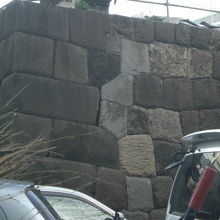 常盤橋門跡の石垣です。車と比較すると、石垣はかなり高いです。