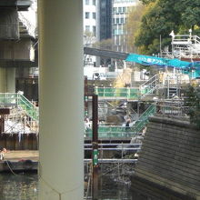 は北側から見た常盤橋門跡の日本橋川面の橋の部分の工事の様子で