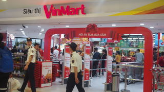 地下１階にスーパーマーケット