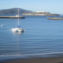 展示室をつなぐ通路上からは海が望めます