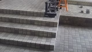 橋の公園で喫煙所です