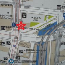 呉服橋跡の標識は、永代通りの北側の歩道に立てられています。