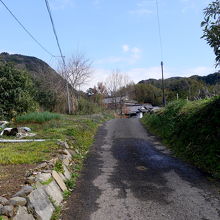 小さな田舎道の先にある