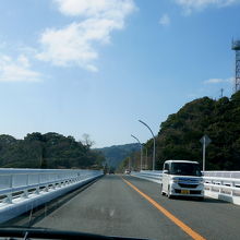 渡った左が駐車場