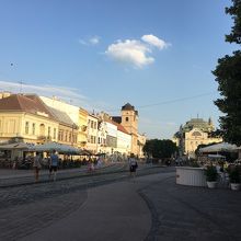 旧市街地にもトラムが通る。