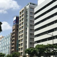 国道58号線沿いにあります。