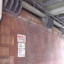 呉服橋架道橋のレンガ造りの南側壁と上部の橋桁部分の様子です。