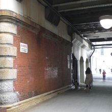 呉服橋架道橋の煉瓦造りの壁と歩行者用の通路の状況です。