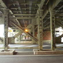 呉服橋架道橋の鉄骨造りの橋脚です。頑丈な橋脚が続いています。