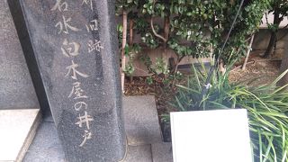 コレド日本橋の裏に涼しげな水が流れる