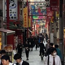 観光客で賑わう