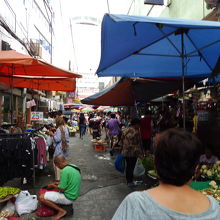 路地という路地にお店が出店！