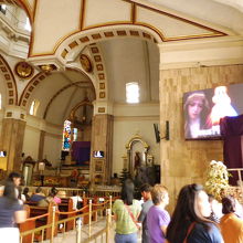 教会内には紫の布で覆われたキリストやマリア像
