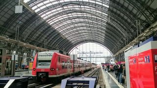 大都市の大きな駅「フランクフルト中央駅」