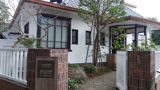 すっきりした印象の建物