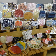 いろいろな種類のうちわも販売