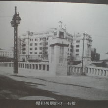 大正１１年の親柱が、１基のみ、現在の橋の傍に残されています。