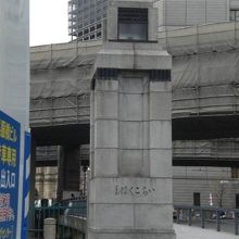 大人の丈の約３倍の高さの大正１１年の親柱です。１基のみです。