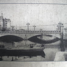 大正１１年に架けられた立派な一石橋の写真が紹介されています。