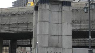 一石橋は、日本橋川に架かっている橋で、神田から呉服橋方向に至る交通量の多い橋です。