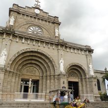 観光馬車が正面に停車中