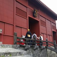 本殿入り口　入るには入場料が必要