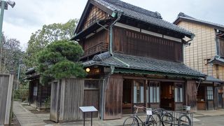 日本家屋の商店