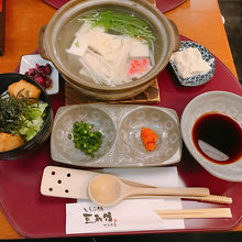 湯豆腐セット。ミニ豆腐唐揚げ丼美味しかったです