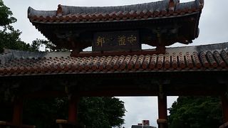 ３０数年前の記憶と大違い、、こんな華奢な門だったかな～