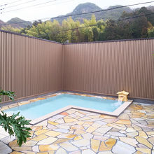 露天風呂からは大仙山を望むことができます。