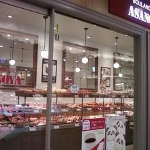 お店の入り口そばです。