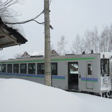 冬の富良野線列車　美瑛駅で
