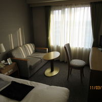 休息椅子も配備した客室  