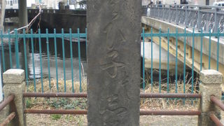 江戸時代の一石橋迷子しらせ石標は、人の往来が多かった一石橋の袂に置かれていました。