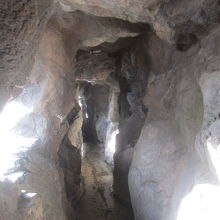 滝の裏側にも行けます(通路は狭い！)