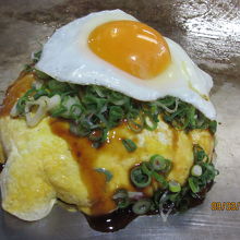 ふんわりオム包風お好み焼き。