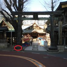 湯島天満宮の表鳥居基部にも、「不」印の几標高基準点があります