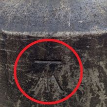 湯島天満宮の表鳥居基部にある、「不」印の几標高基準点です。