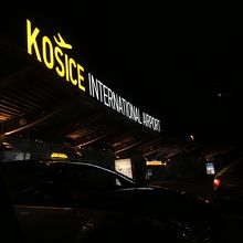 迎車タクシーも上にTAXIの表示あり