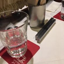 赤色のコースター