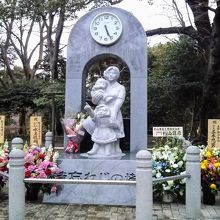 3月9日 沢山の花が供えられていた「時忘れじの塔」