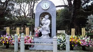 ３月９日 沢山の花が供えられていた「時忘れじの塔」