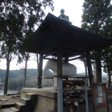 観音寺の鐘楼にた立つ白象像