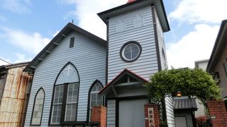 下町住宅街に残されたかわいい木造教会