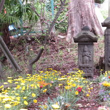 庚申塔と花壇