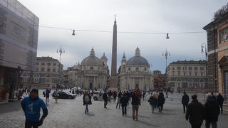 コルソ通りの北端。サンタ。マリア・デル・ポポロ教会があるところです。