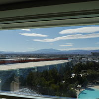 窓は大きく開いています